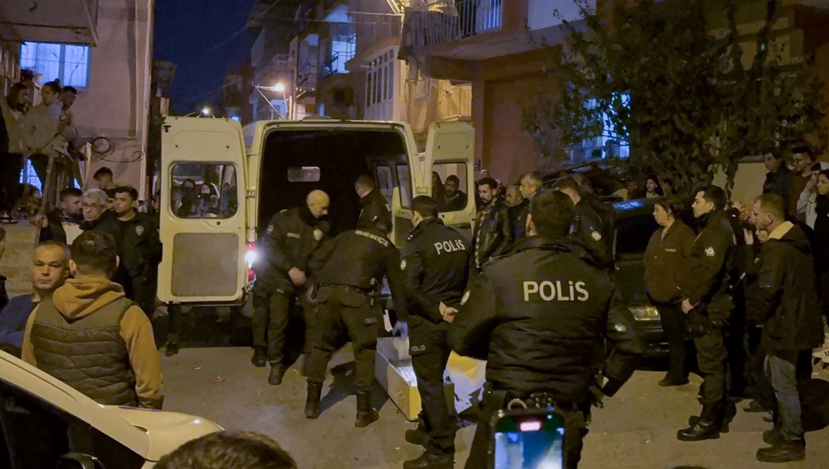 İzmir'de bir kişi eşini öldürdükten sonra intihar etti: Uzaklaştırma kararı bulunuyordu