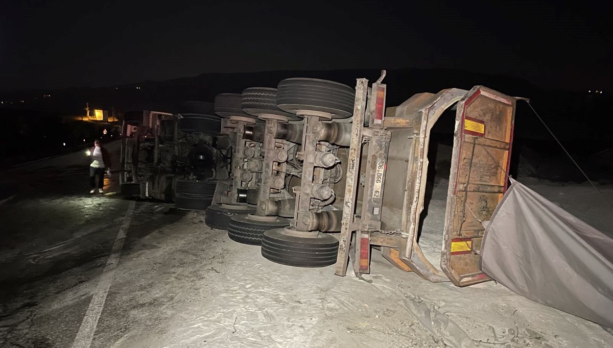 Karabük'te cam madeni yüklü tır devrildi