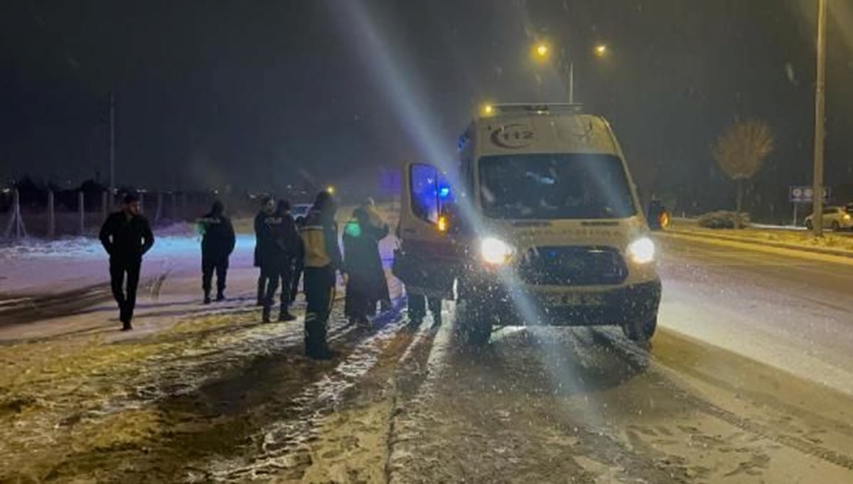 Otomobilin çarptığı aydınlatma direği devrildi: Polisler son anda kurtuldu