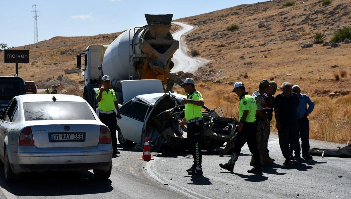 Beton mikseri otomobile çarpıp sürükledi: 2 ölü