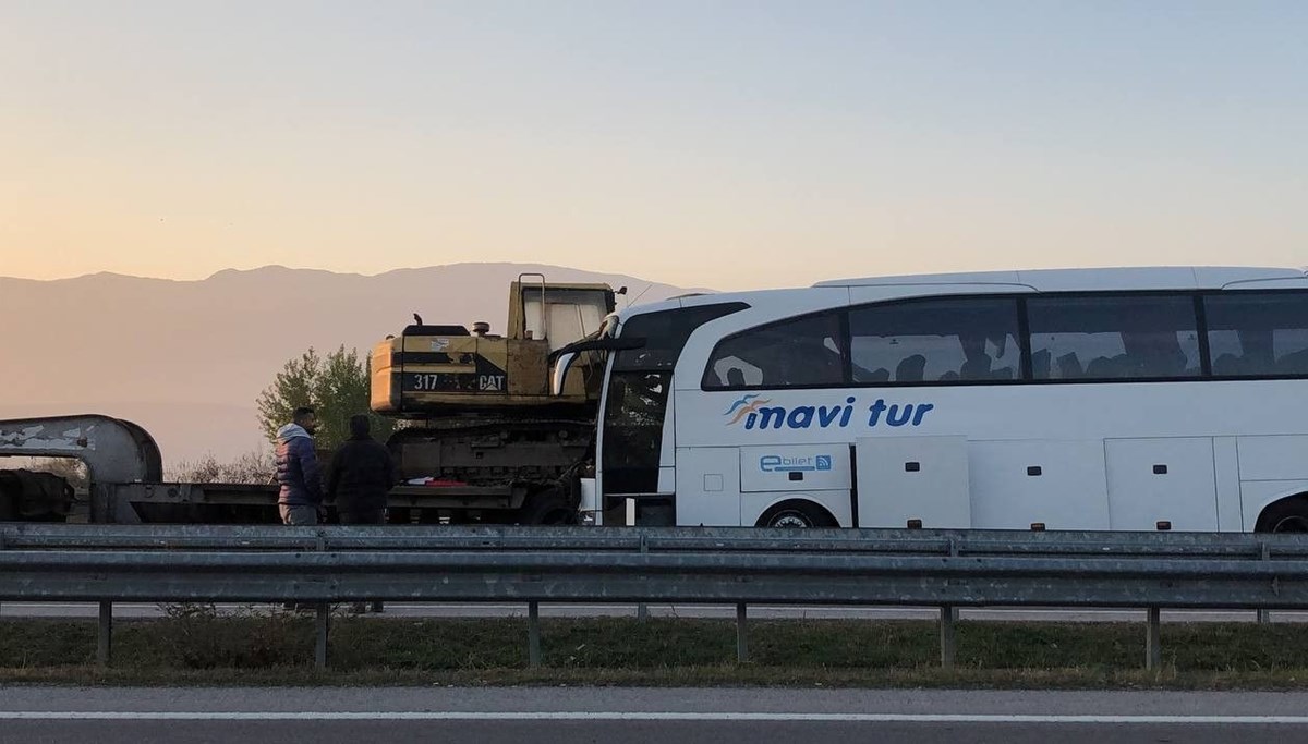 Yolcu otobüsü, TIR'ın taşıdığı iş makinesine çarptı: 1 kişi öldü, çok sayıda yaralı var