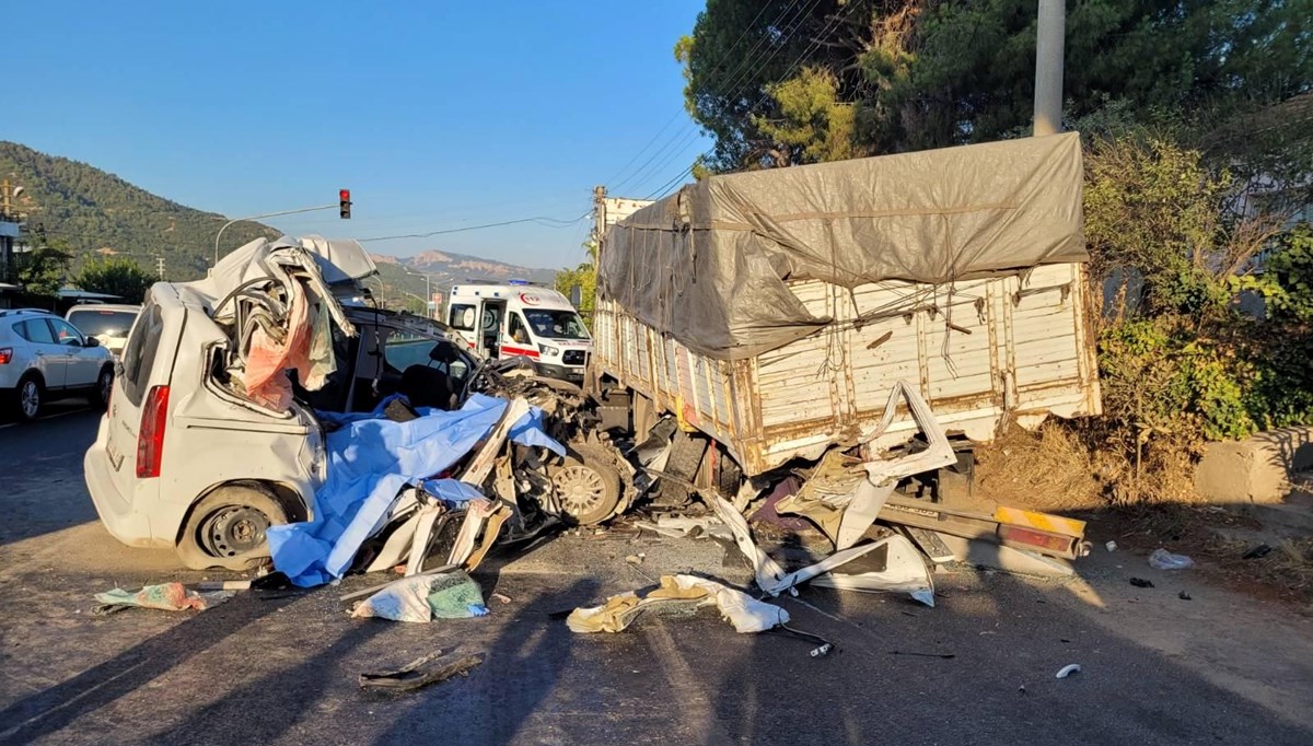 Manisa’da feci kaza | Emniyet şeridindeki kamyona çarptı: 4 ölü, 3 ağır yaralı