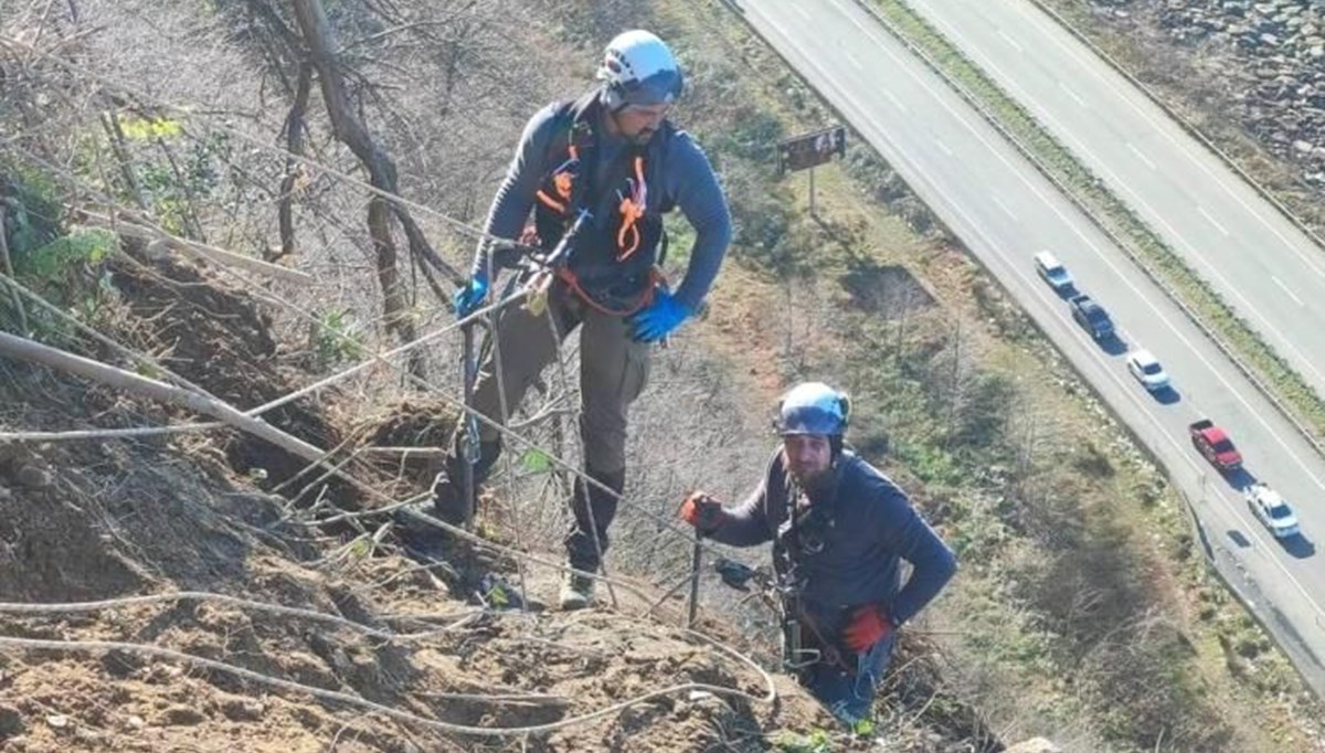 Sarp Sınır Kapısı’na giden yolda endüstriyel dağcıların kaya temizliği