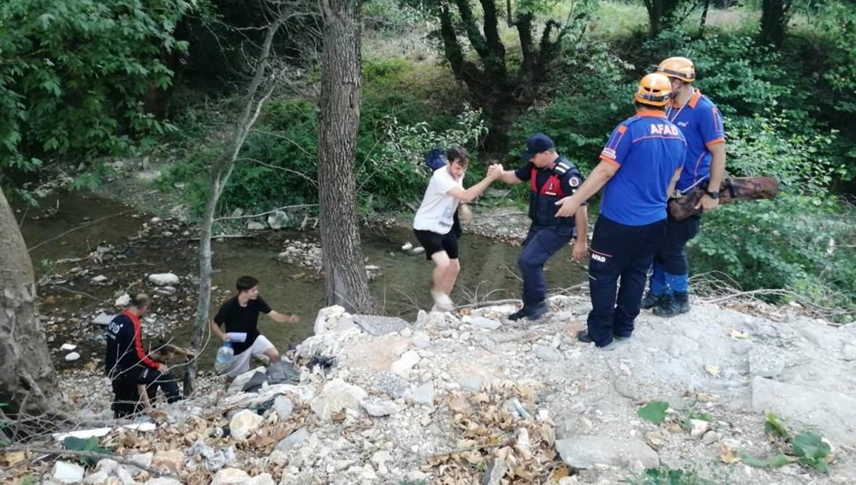 Balık tutmaya giden gençler dağda mahsur kaldı