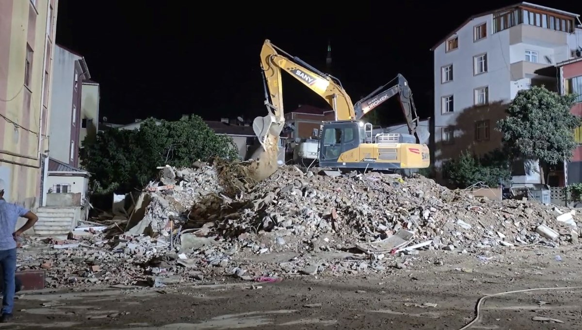 Pendik'te İETT otobüsünün çarptığı binanın yıkım çalışmaları tamamlandı