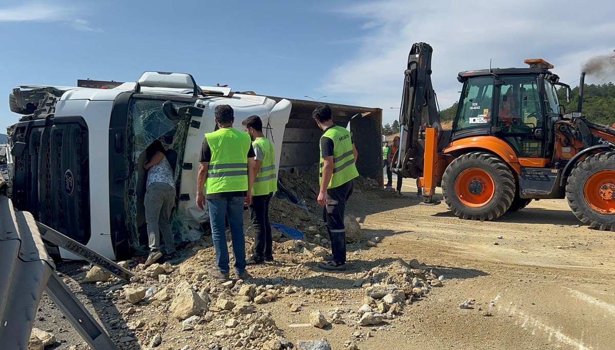 TEM'de feci kaza: hafriyat yüklü kamyon devrildi