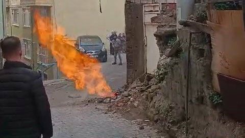 Çalışma sırasında doğal gaz borusu patladı: Alevler eve sıçradı