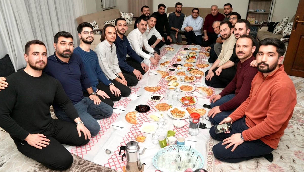 Kurum, gençlerle sahur yaptı: 