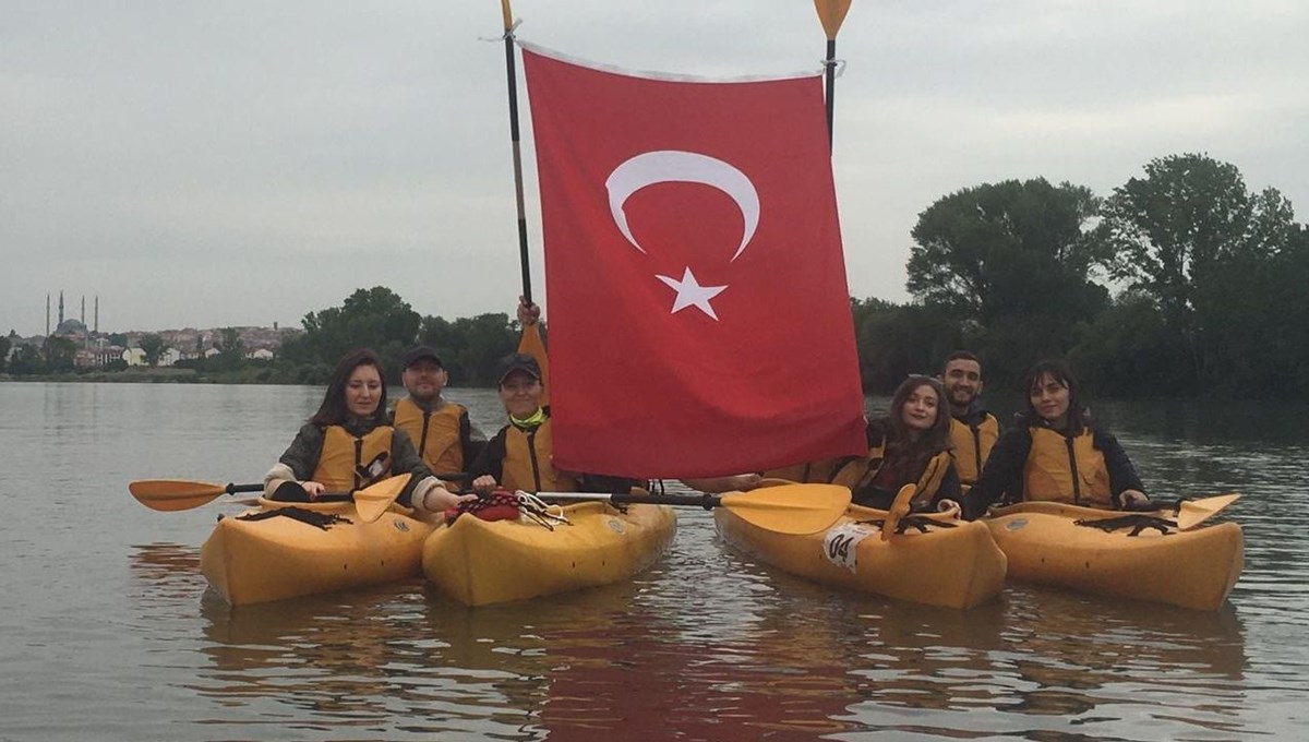 Edirne'de kanocular 19 Mayıs'ı kürek çekerek kutladı