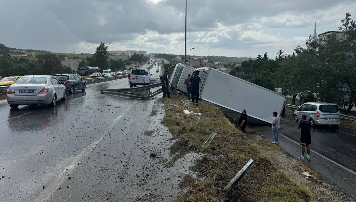 Megakentte yaz sağanakları: Kayganlaşan yolda kamyon devrildi