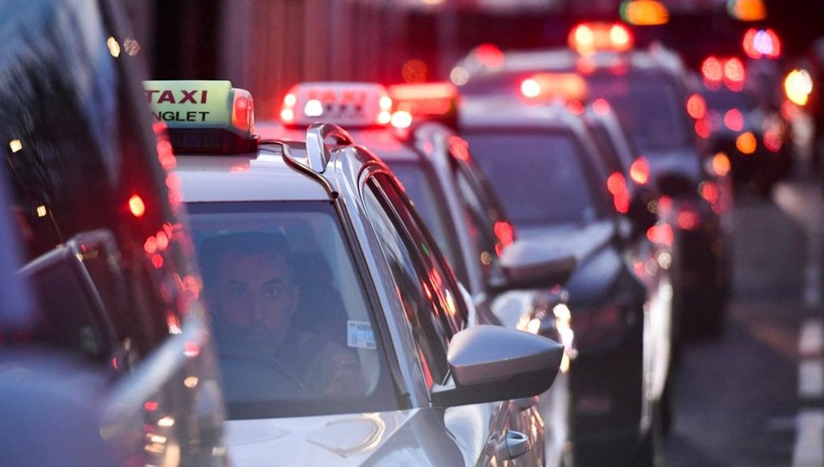 Fransa'da sosyal güvenlik yasasını protesto eden taksiciler greve gitti