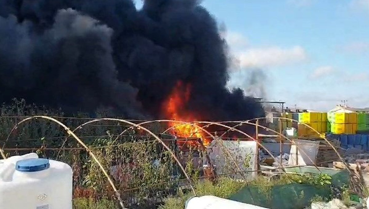 Arnavutköy’de yapı malzemeleri satılan iş yerinde yangın (Siyah dumanlar kilometrelerce uzaktan görülebiliyor)