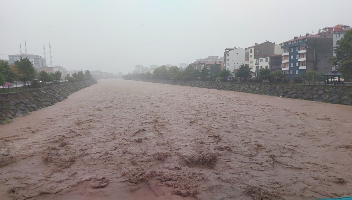 Birçok ilde sağanak ve sel hayatı felç etti: 2 kişi öldü