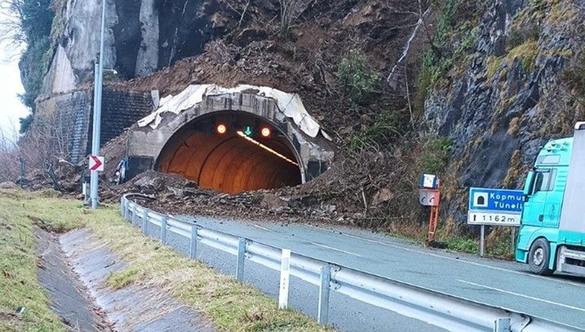 Artvin’de Kopmuş Tüneli girişinde heyelan