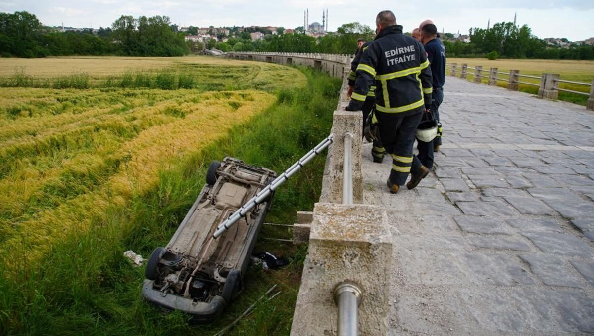 Alkollü sürücü köprüden uçtu: 573 yıllık tarihi yapı zarar gördü