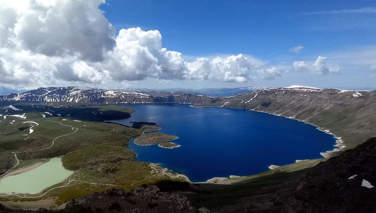 Nemrut Kalderası'nın bir yanı kar bir yanı bahar