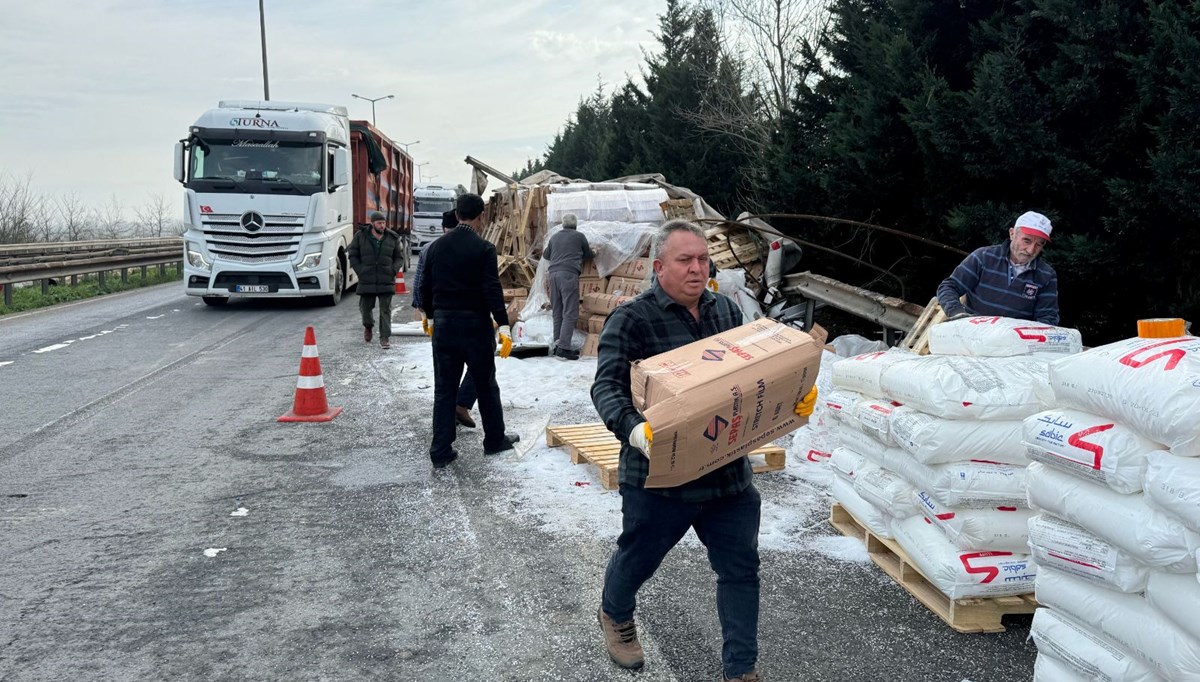 Anadolu Otoyolu’nda TIR devrildi: İstanbul yönünde kontrollü ulaşım tek şeride düştü