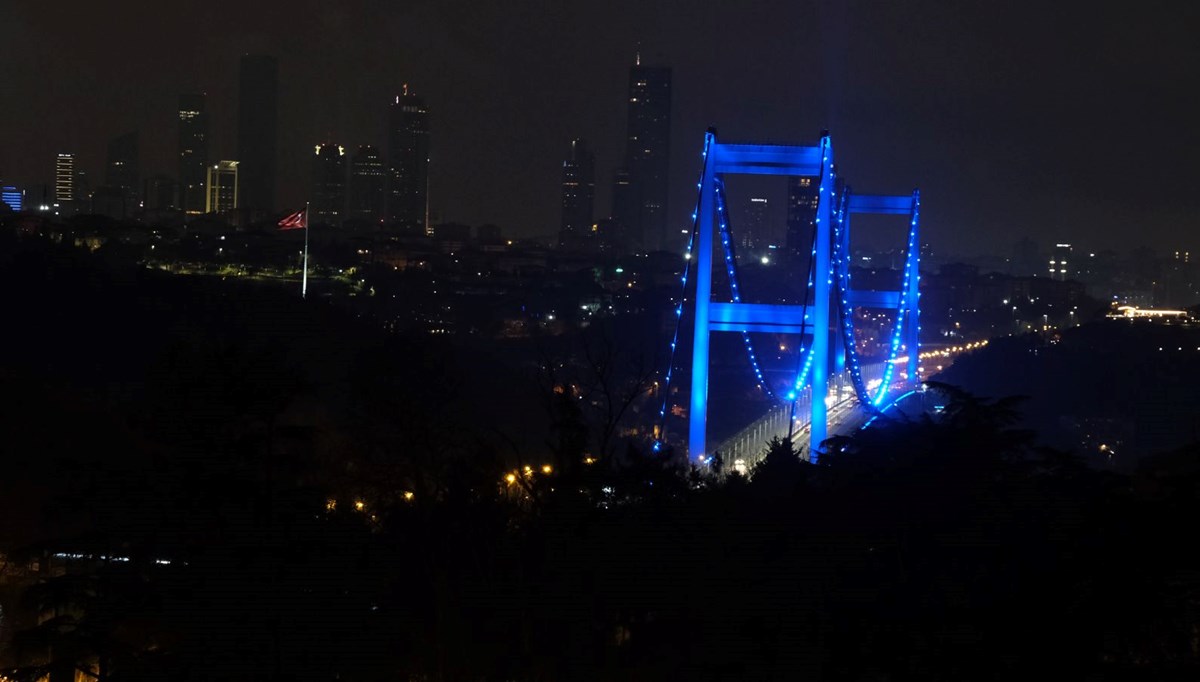 İstanbul'da köprüler kolon kanseri için ışıklandırıldı