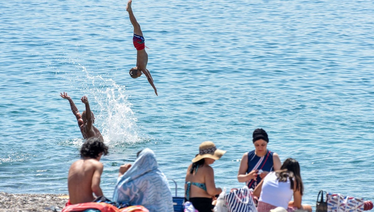 Termometreler 44 dereceyi gösterecek | Antalya'da sıcak hava bunalttı