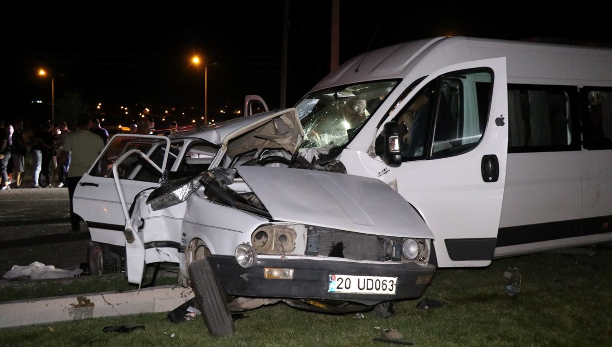 Denizli'de işçi minibüsü ile otomobil çarpıştı: 2 ölü, 10 yaralı