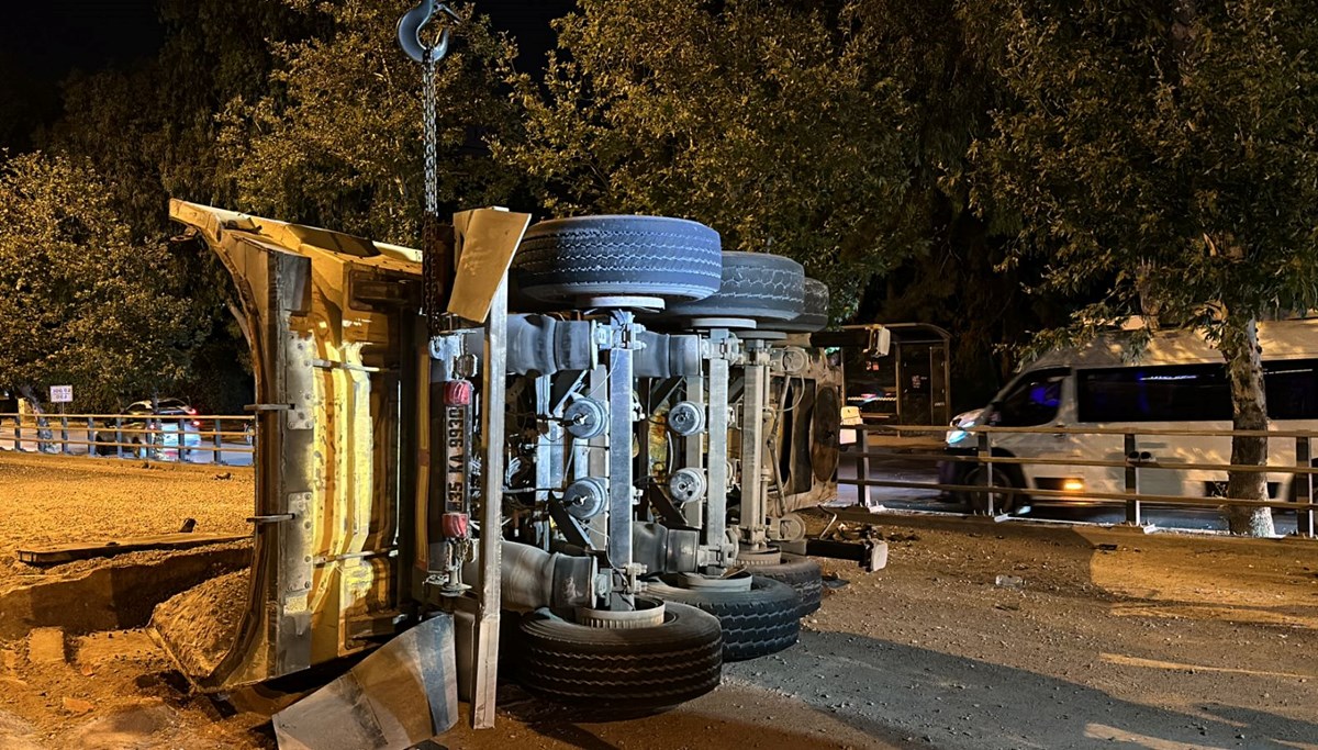 Lastiği patlayıan TIR devrildi, yol 3 saat ulaşıma kapandı: 1 yaralı