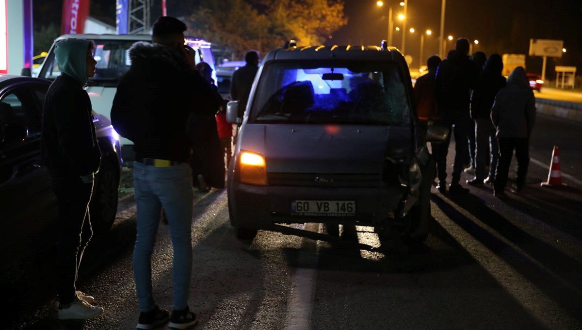 Düğünden çıkan yayalara cenazeye giden kamyonet çarptı: 1 ölü, 1 yaralı