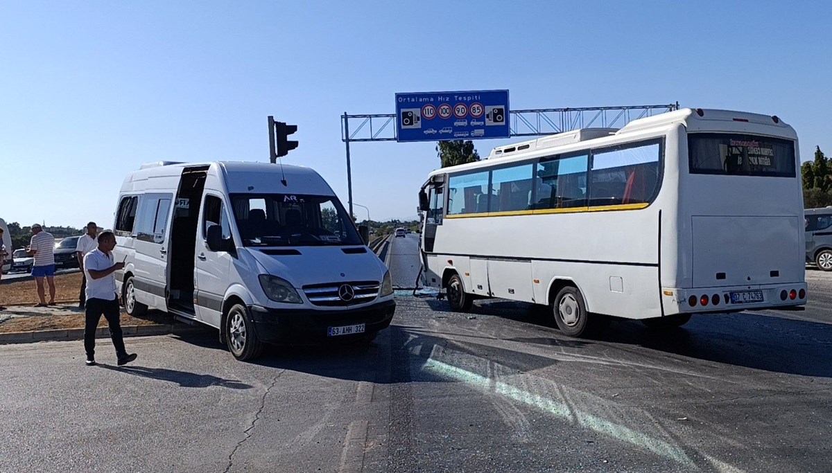 Servis aracı tur aracıyla çarpıştı, 2 turist yaralandı