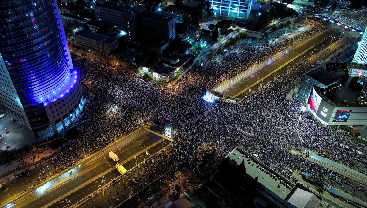 Erteleme kararı protestoları durdurmadı: On binlerce İsrailli sokakta