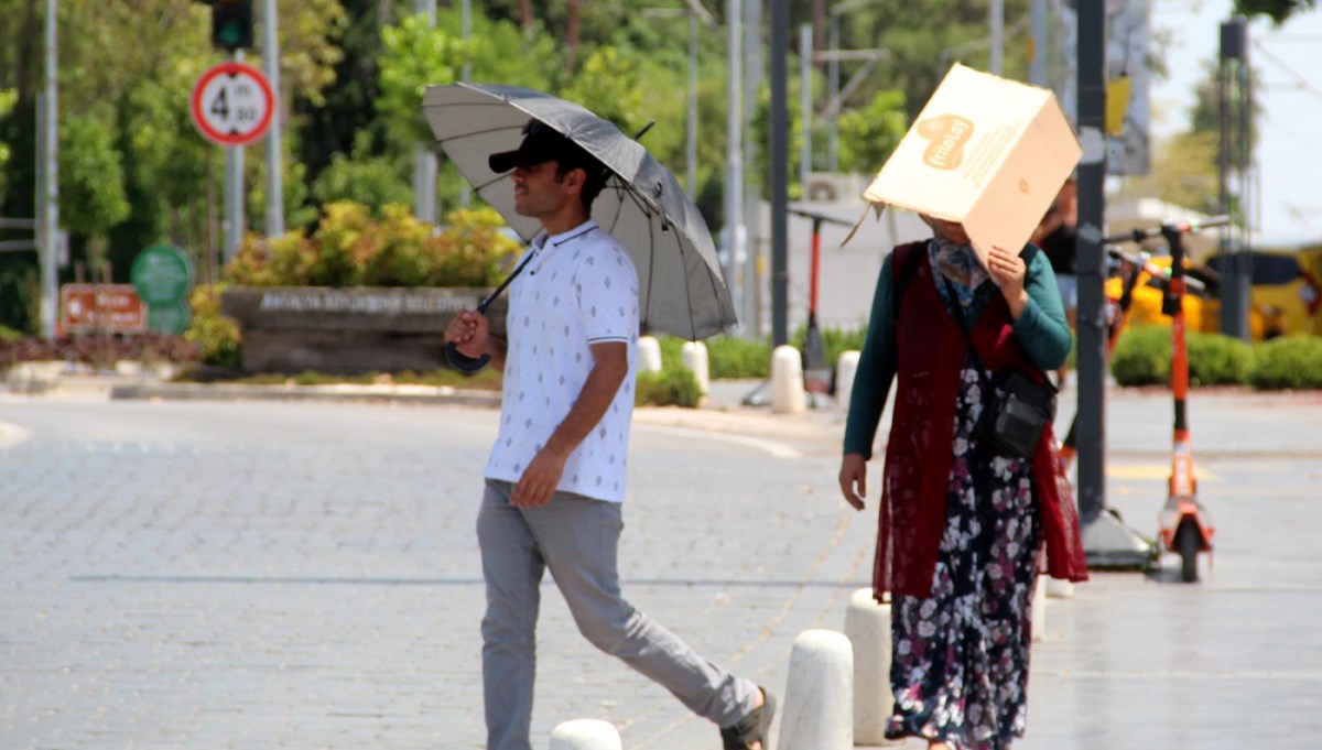 Termometreler 45 dereceyi gördü: Şemsiyesi olmayan kartonla sokağa çıktı