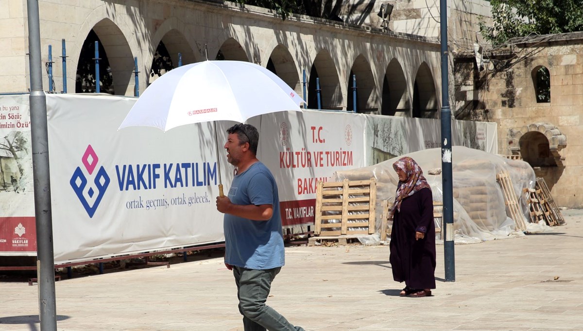 Termometreler 45 dereceyi gösterdi! Sıcaktan böyle korunmaya çalıştılar