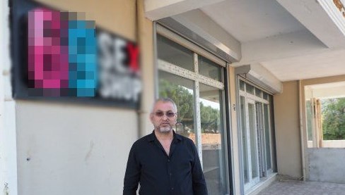 Komşularına kızdı, aynı apartmanda seks shop açtı