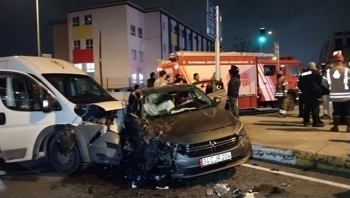 Pendik'te servis minibüsü otomobile çarptı: 5 yaralı