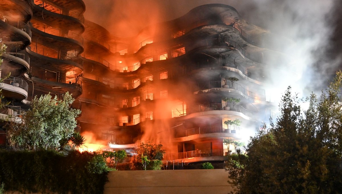 İzmir'de lüks sitede yangın: Misafirin dikkati can kaybını önledi!