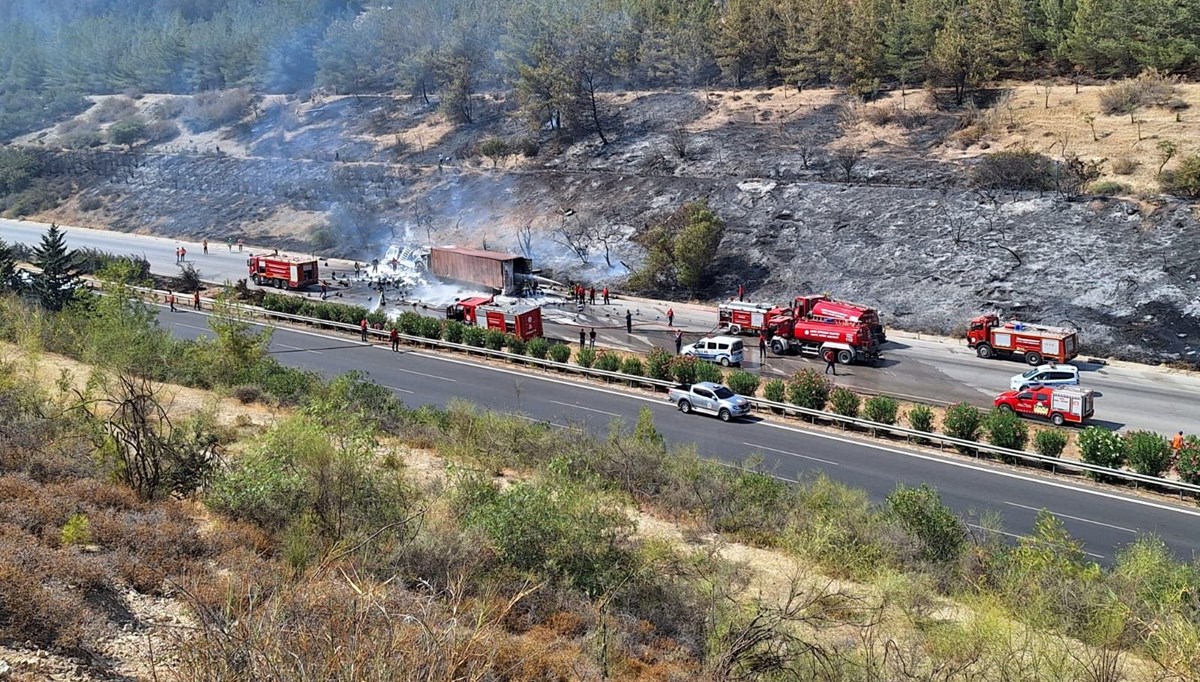 Otoyolda çarpışan tüp yüklü kamyon ve TIR'da yangın