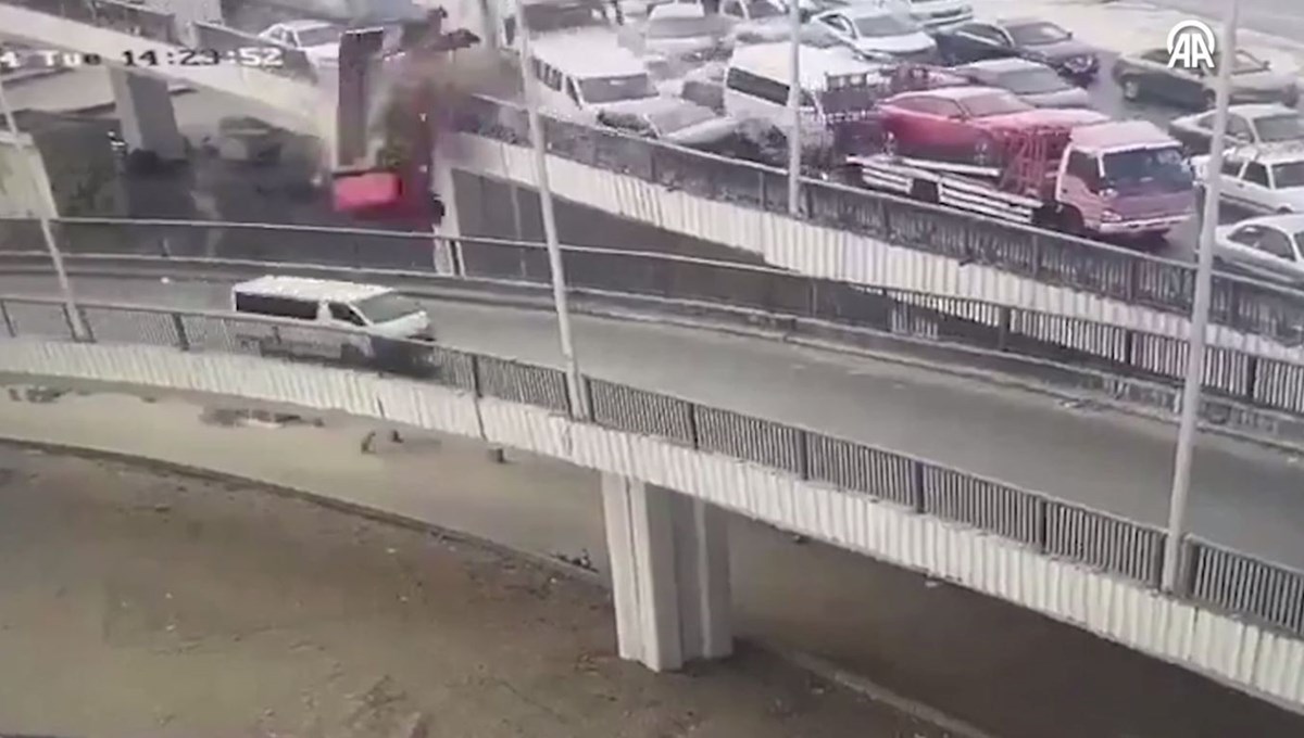 Mısır'da bir kamyon seyir halindeki araçları köprüden aşağı düşürdü