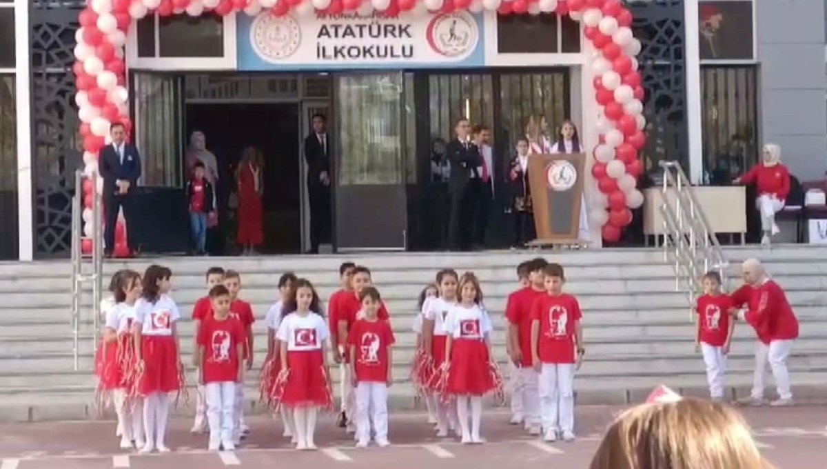 29 Ekim kutlamalarında öğrencisini dışlayan öğretmenin cezası belli oldu