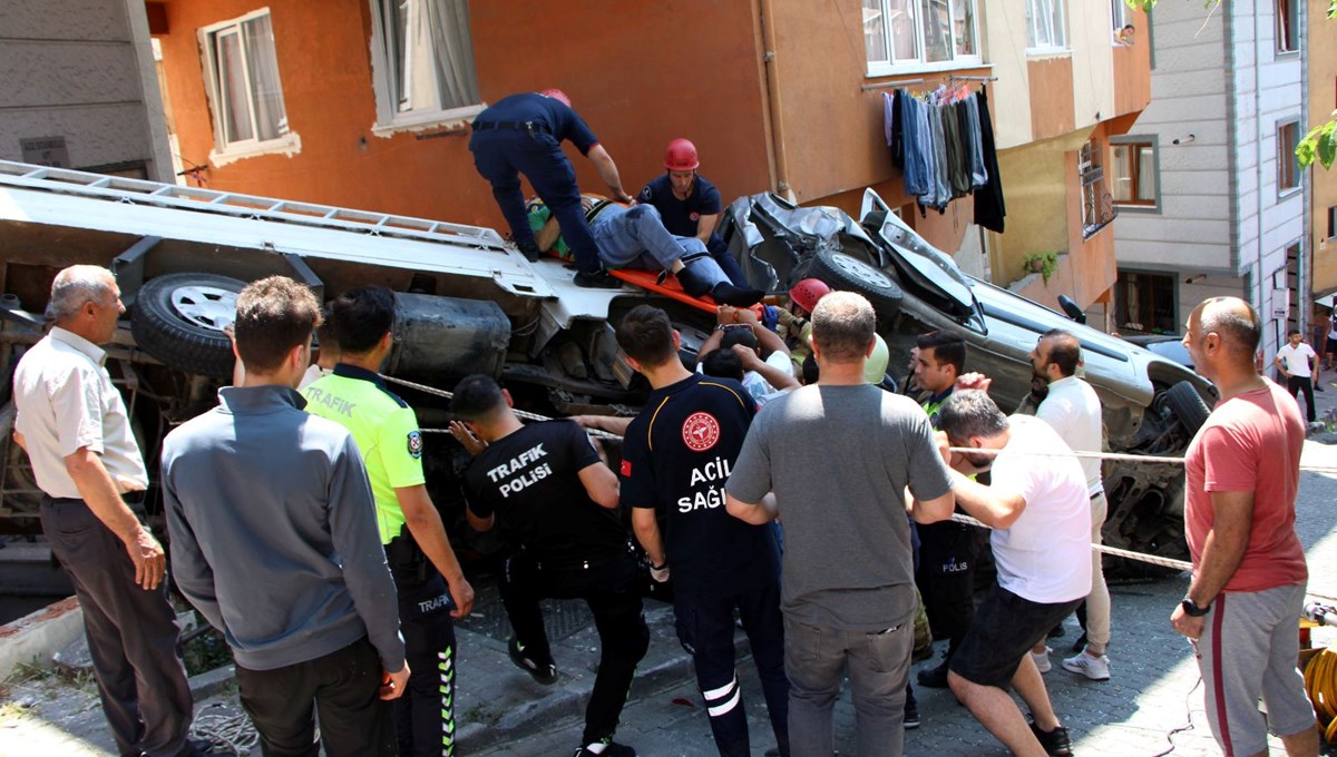 Ara sokakta freni boşalan kamyonet paniği | Şoför sıkıştı, bir kişi son anda kurtuldu