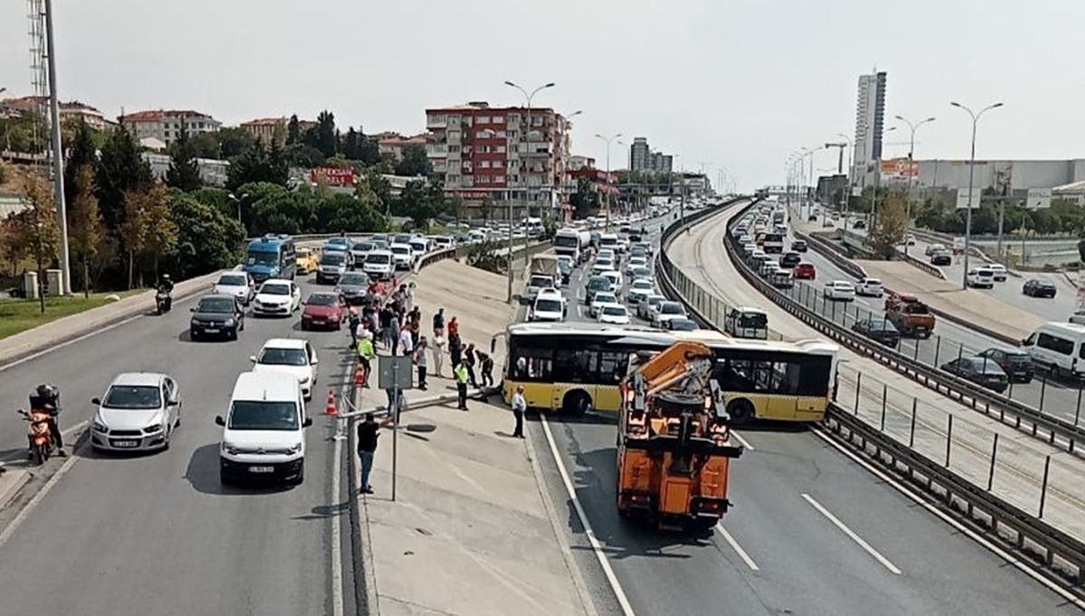 Avcılar'da yol kayganlaştı, İETT otobüsü kontrolden çıktı: Edirne istikameti trafiğe kapandı