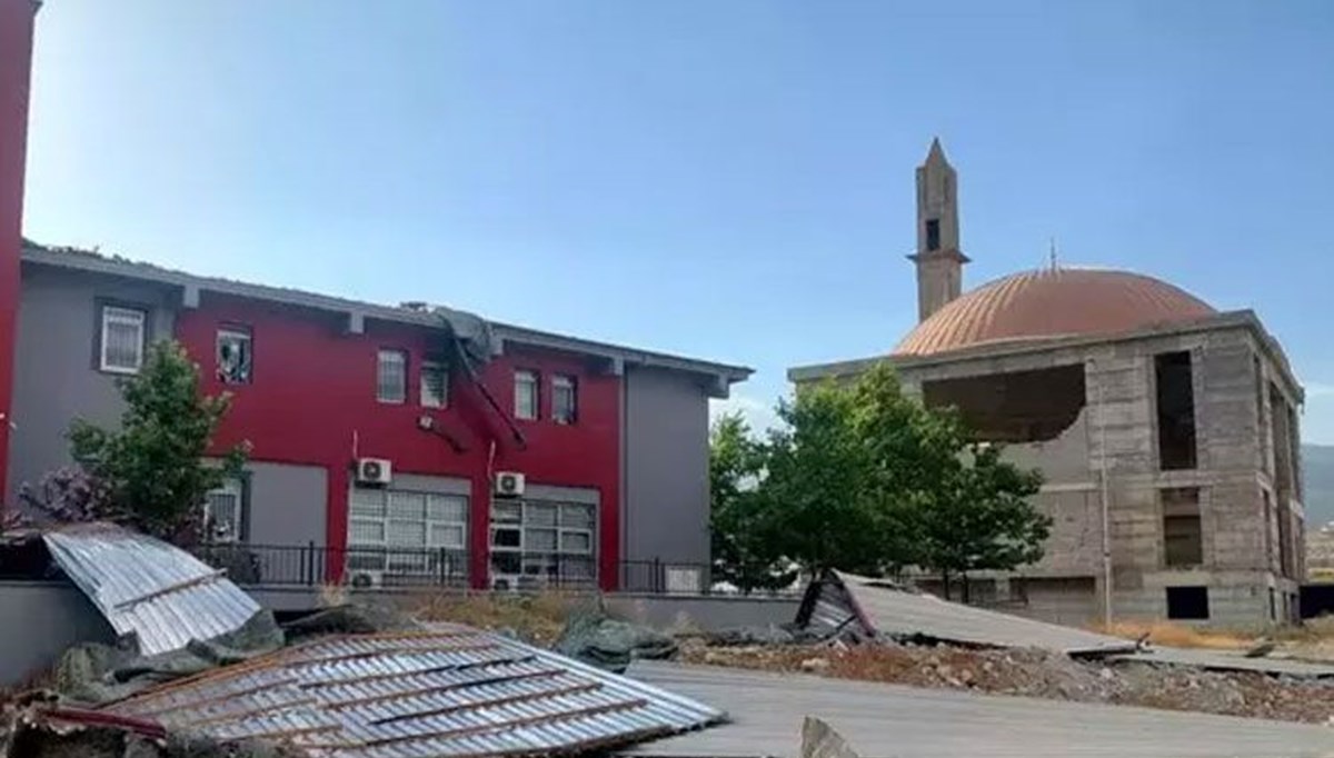 Gaziantep'te şiddetli rüzgar etkili oldu! Binaların çatısı uçtu