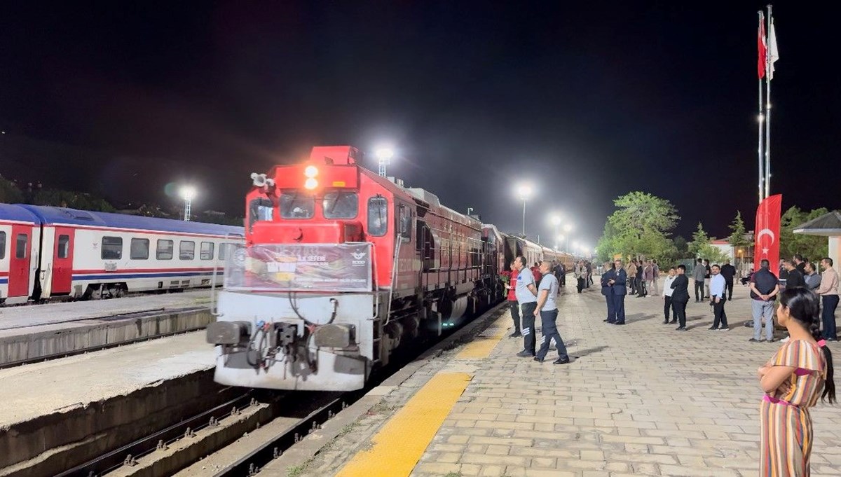 Turistik Tatvan Treni'nin ilk yolcuları Tatvan'a vardı