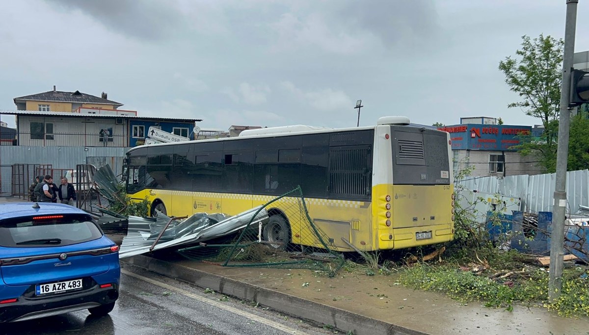 İstanbul'da kaldırıma çıkan İETT otobüsü iş yerine daldı
