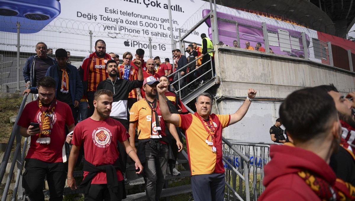 Galatasaraylı taraftarlar, derbi için Kadıköy'e gitti