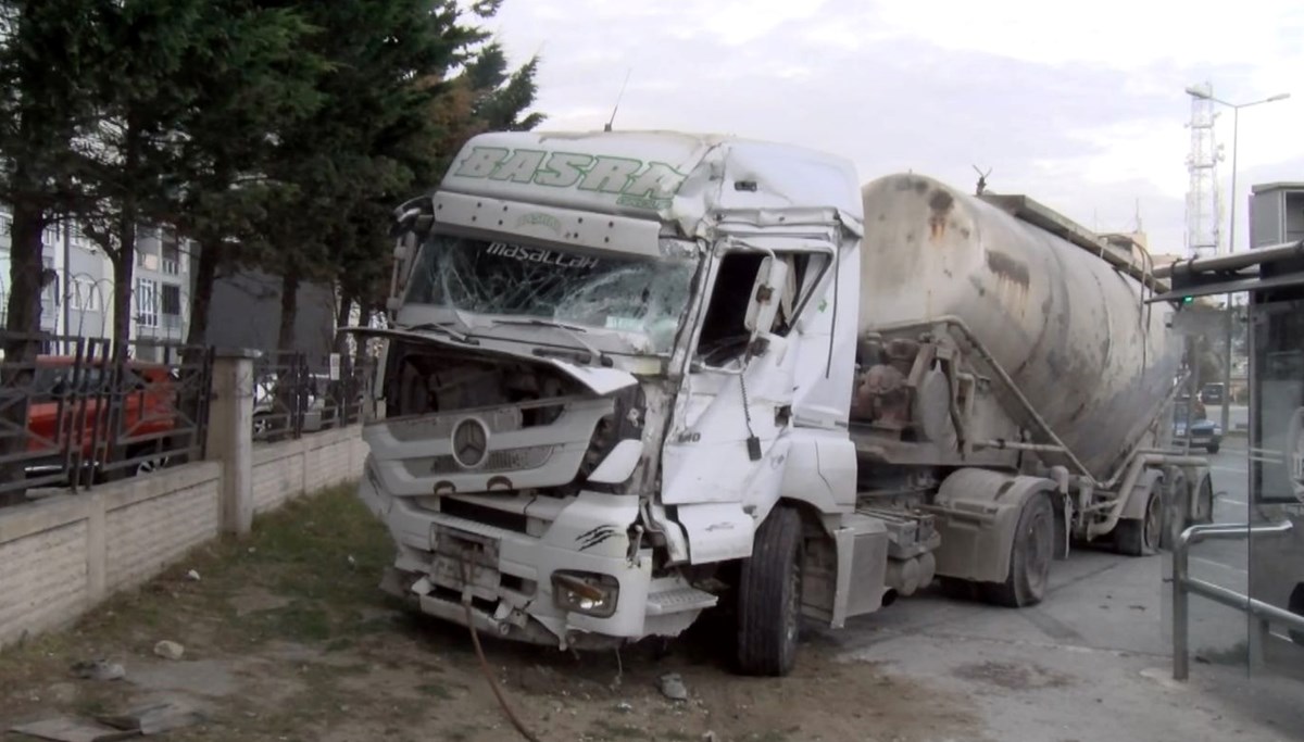 İstanbul’da çimento yüklü kamyon, minibüs ve otobüse çarptı: 4 yaralı