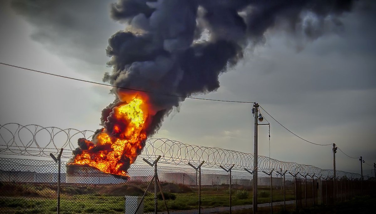 İran'ın Loristan eyaletindeki petrol rafinerisinde yangın