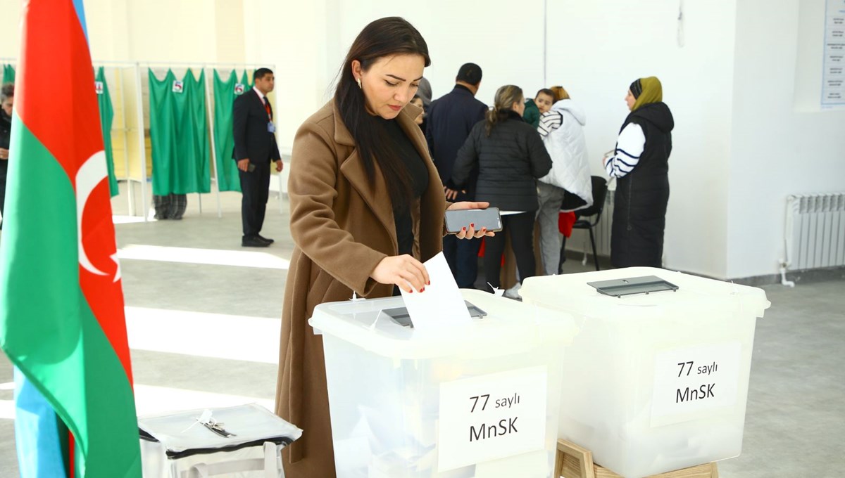 Azerbaycan'da halk sandık başına gitti: Aliyev oyların yüzde 93,9'unu aldı