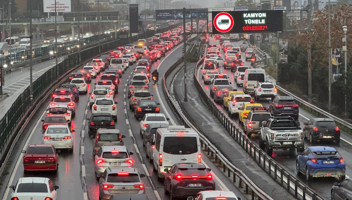 İstanbul'un üzerine trafik kâbusu çöktü!