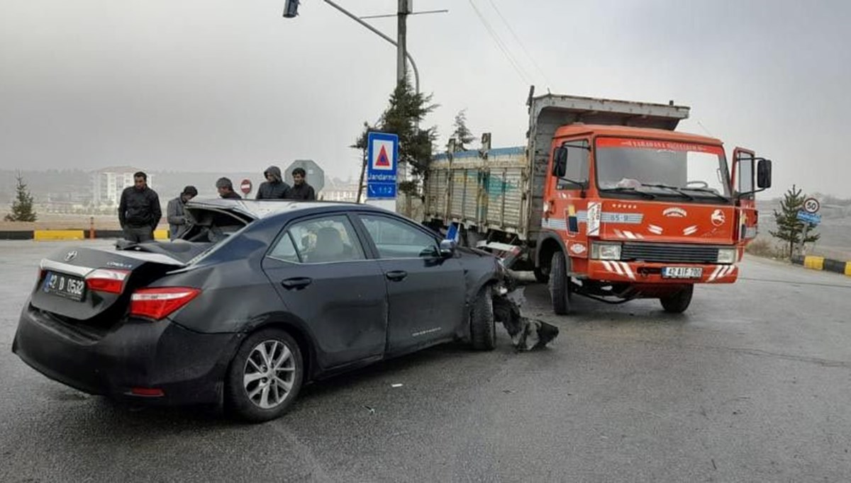 Belediye başkanının makam aracı, kamyonetle çarpıştı