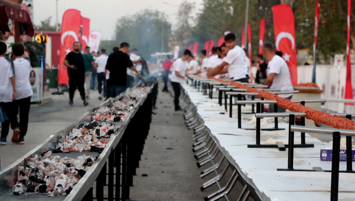 Adanalı kebapçıdan Cumhuriyet’in 100. yılı için 100 metrelik boru kebabı