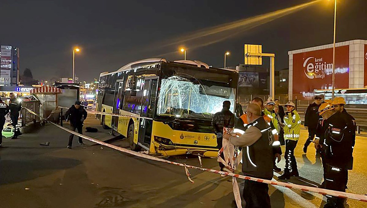 Bahçelievler'de İETT otobüsü durağa girdi