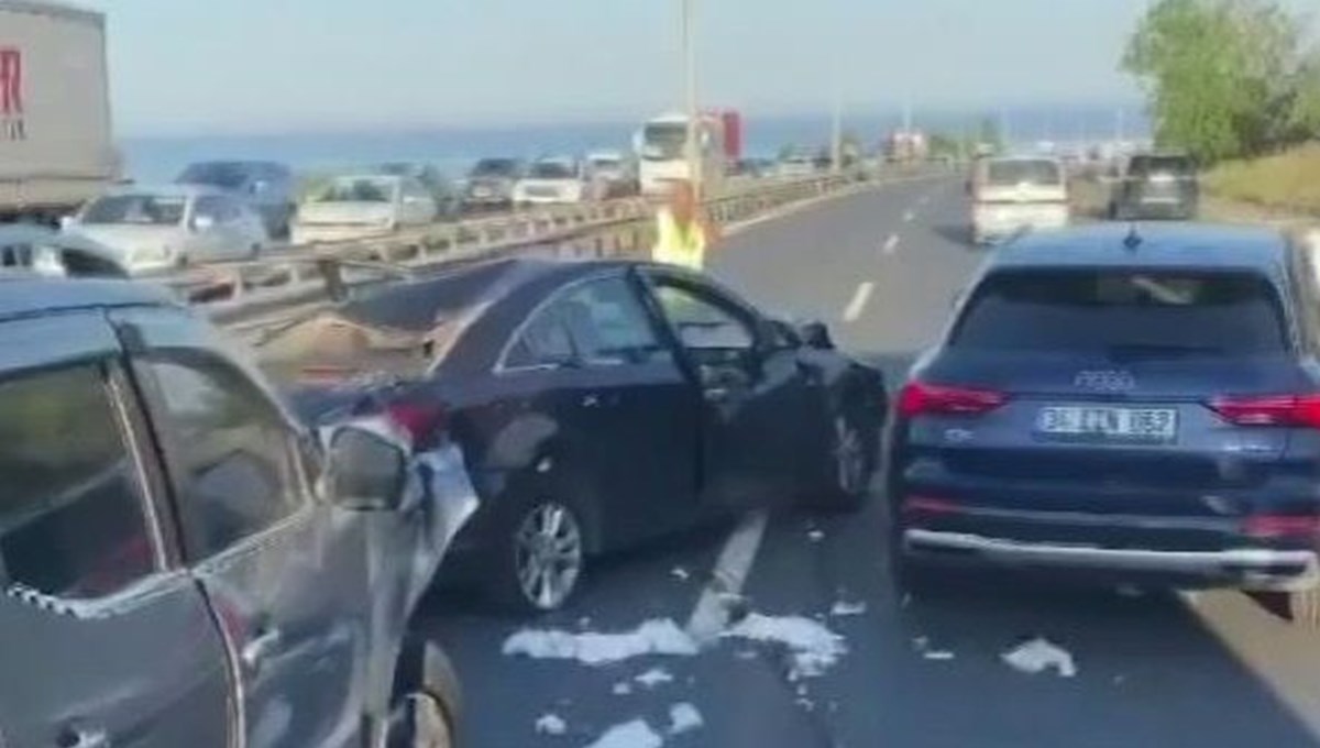 İstanbul'da TEM'i kilitleyen kaza (TIR devrildi, Edirne yönü kapandı)